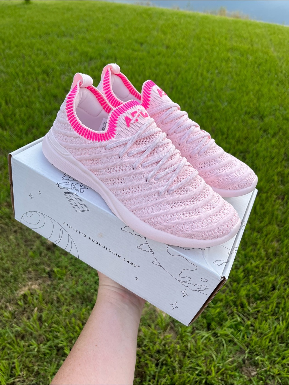 NWT APL Girls Techloom Wave Pink Knit Sneakers with Hot Pink Trim Size 4